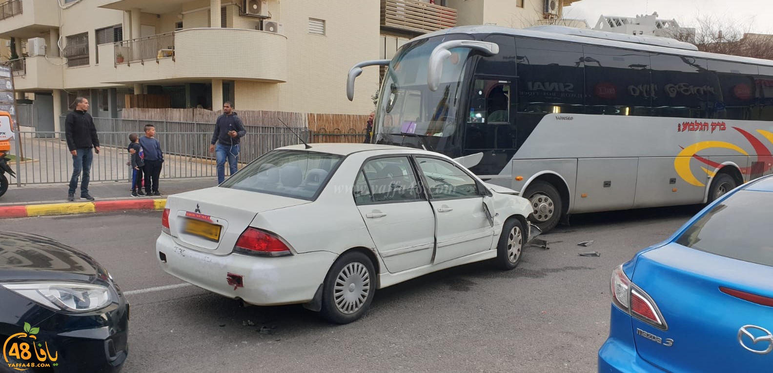 فيديو: حالة من الهلع اثر اصطدام سيارة بمجموعة سيارات وحافلة في شارع ييفت